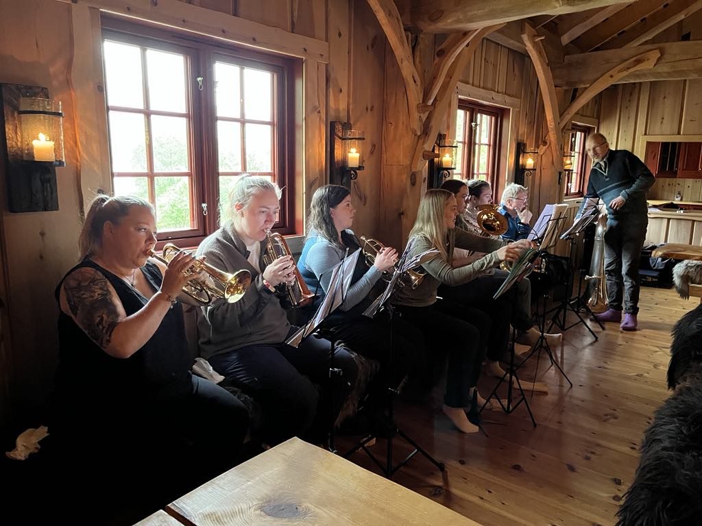 Bilete av mennesker som spelar i korps